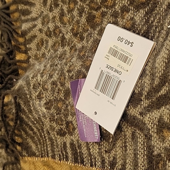 Macys David & Young collection scarf - Picture 5 of 6